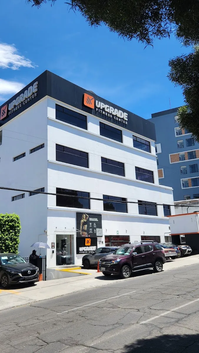 Fachada del edificio de Upgrade Fitness Center en Av. Eloy Alfaro, Quito