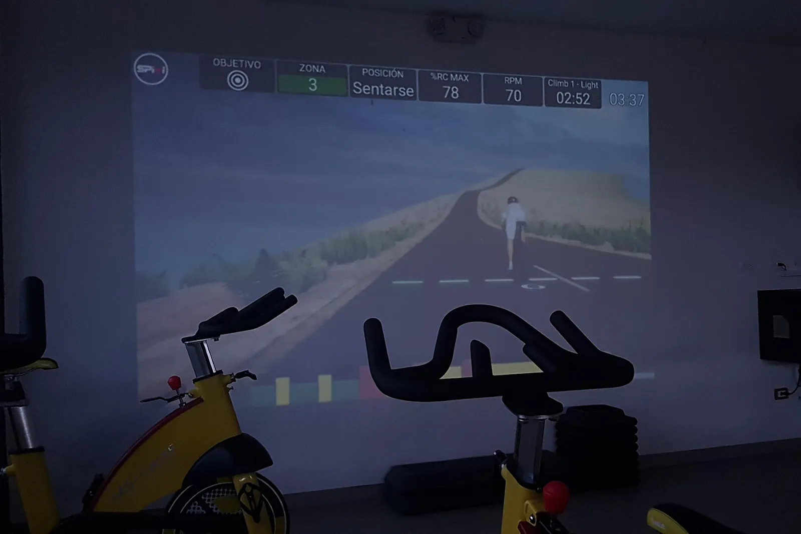 Pantalla SPIVI con métricas en la sala de cycling de Upgrade